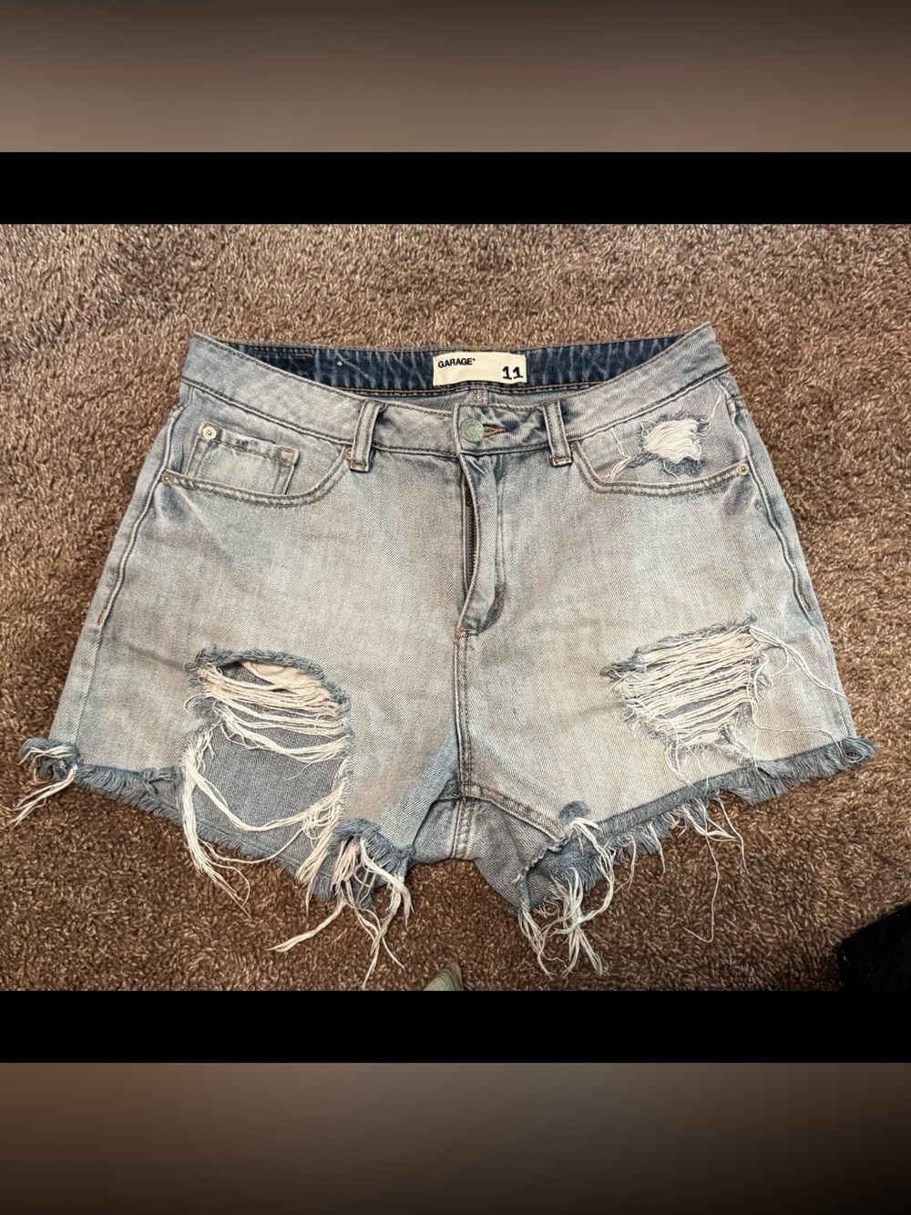 GARAGE Women’s Size 11 Mom Shorts, Light Wash Distressed Denim